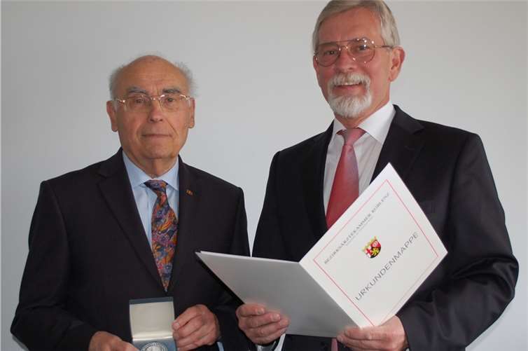 Der Vorsitzende der Bezirksärztekammer Koblenz, Dr. med. Karlheinz Kurfeß (rechts) zeichnete Anfang Juni den langjährigen Geschäftsführer der Krebsgesellschaft Rheinland-Pfalz, Wolfgang Neumann für seine herausragenden Verdienste im Bereich der bürgernahen Krebsnachsorge in Rheinland-Pfalz mit der Johannes-Müller-Medaille aus. privat