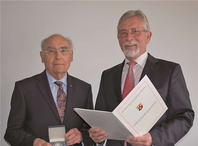 Der Vorsitzende der Bezirksärztekammer Koblenz, Dr. med. Karlheinz Kurfeß (r.) zeichnete den langjährigen Geschäftsführer der Krebsgesellschaft Rheinland-Pfalz, Wolfgang Neumann, für seine herausragenden Verdienste im Bereich der bürgernahen Krebsnachsorge in Rheinland-Pfalz mit der Johannes-Müller-Medaille aus.Krebsgesellschaft Rheinland-Pfalz e. V.