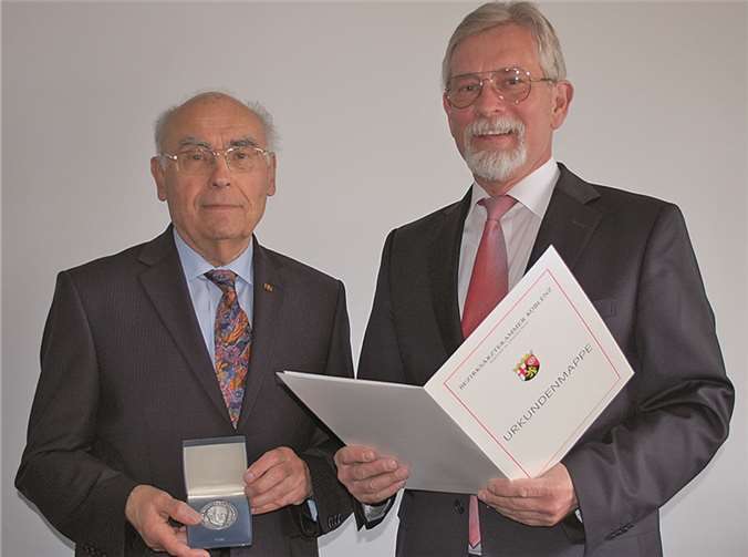 Der Vorsitzende der Bezirksärztekammer Koblenz, Dr. med. Karlheinz Kurfeß (r.) zeichnete den langjährigen Geschäftsführer der Krebsgesellschaft Rheinland-Pfalz, Wolfgang Neumann für seine herausragenden Verdienste der bürgernahen Krebsnachsorge in Rheinland-Pfalz mit der Johannes-Müller-Medaille aus. Krebsgesellschaft Rheinland-Pfalz e. V.