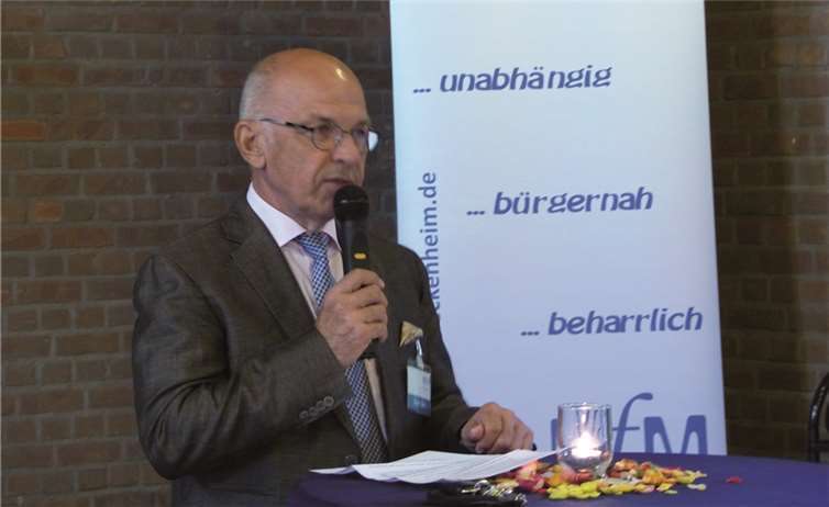 Der Vorsitzende der BfM, Dieter Ohm, begrüßt die Gäste. D. Schermer