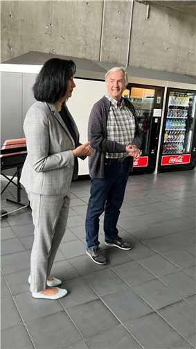 Der Vorsitzende der Bürgerstiftung Dr. Dietrich Holz begrüßt die Ukrainerinnen und Ukrainer. Quelle: Bürgerstiftung Remagen