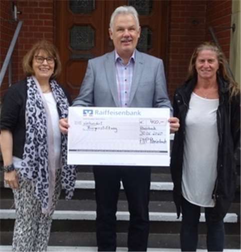 Der Vorsitzende der Bürgerstiftung „Wir für Rheinbach“, Stefan Raetz nimmt die Spende der FDP Rheinbach von der Vorsitzenden Tamara Vogt (li.) und ihrer Stellvertreterin Jana Rentzsch entgegen.Quelle: FDP Rheinbach