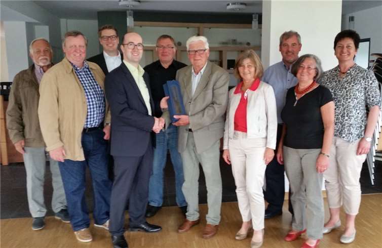 Der Vorsitzende der CDU Brohltal Tino Hackenbruch (6. v. r.) dankte im Namen des Vorstands dem ehemaligen Ortsbürgermeister Hans-Josef Zipp. privat