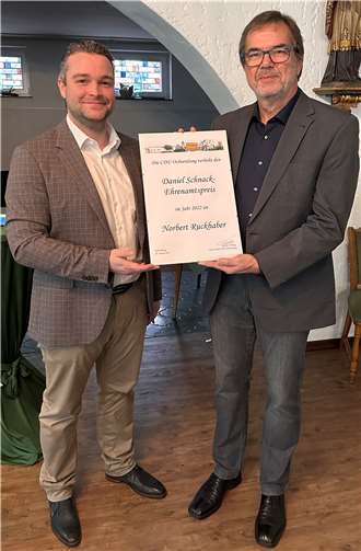 Der Vorsitzende der CDU Ochtendung, Torsten Welling (l.), überreicht Norbert Ruckhaber die Urkunde zum Ehrenamtspreis.  Foto: CDU Ochtendung