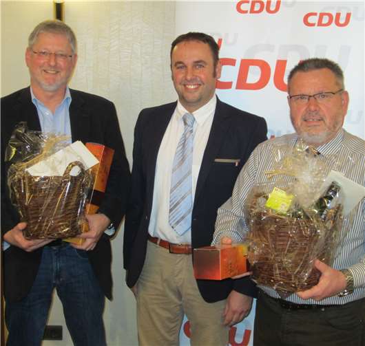 Der Vorsitzende der CDU Rhein-Mosel, Jens Firmenich, (Mitte) überreichte Helmut Hannes (re.) und Peter Scheidweiler (li.) ein Präsent für die langjährige Parteiarbeit.privat