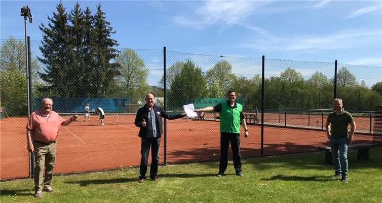 Der Vorsitzende der DJK, Bernd Butter bei der Übergabe der Förderungsbescheide an den Abteilungsleiter Tennis, Rainer Barkowski, den Projektleiter Horst Fuhrmann und den Sportwart Martin Fuhrmann.Foto: privat