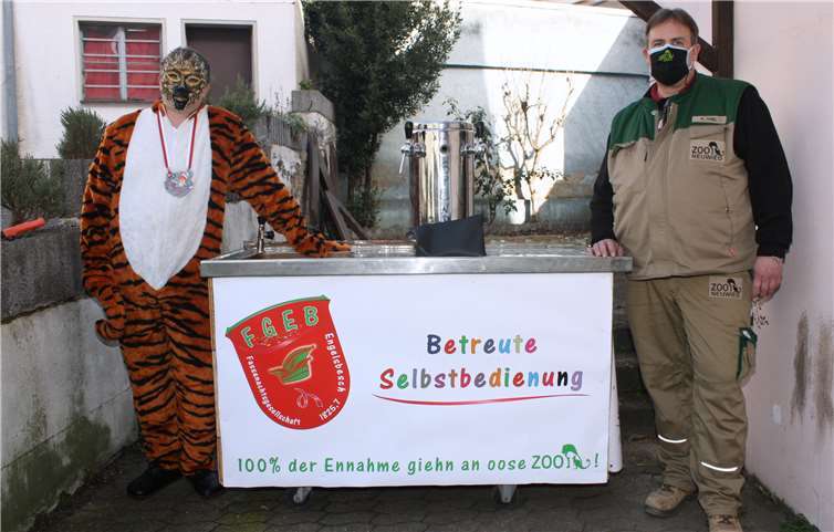 Der Vorsitzende der FGEB konnte Zoodirektor Mirko Thiel rund 380 Euro an Spenden für die Arbeit des Zoos Neuwied überreichen.Foto: FGEB