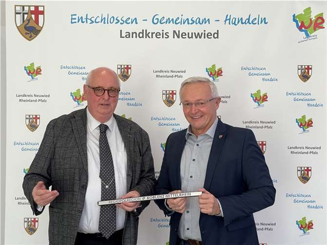 Der Vorsitzende der Initiative „Region Koblenz-Mittelrhein e.V.“, Hans-Jörg Assenmacher, und Landrat Achim Hallerbach tauschten sich konstruktiv und auf Augenhöhe über die Möglichkeiten einer Zusammenarbeit aus.  Foto: Kreisverwaltung Neuwied/Ulf Steffenfauseweh