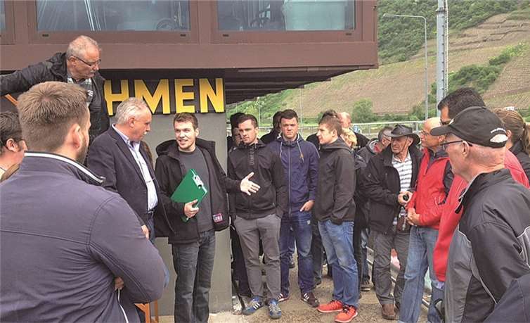 Der Vorsitzende der JU Rhein-Mosel Lukas Brachtendorf bedankt sich bei Herrn Franke .privat