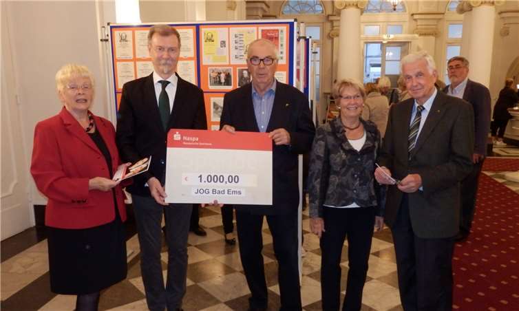Der Vorsitzende der Jacques-Offenbach-Gesellschaft, Dr. Ralph-Günther Patocka (2. von links) freut sich über den Spendenscheck. Foto: Bürgerstiftung Bad Ems
