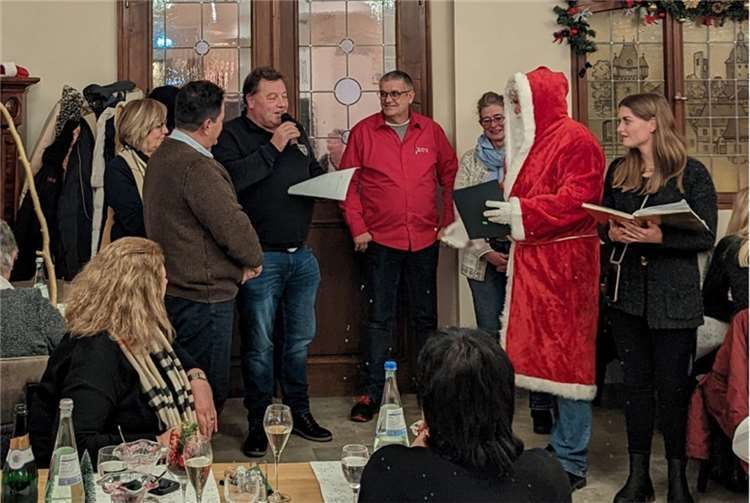 Der Vorsitzende der KG „Bunte Kuh“ Hardy Mies, in Vertretung des Regionalbeauftragten des RKK Willi Fuhrmann, überreichte die Verdienstmedaille des Verbandes in Bronze und hielt die dazugehörige Laudatio.Fotos: KG „Bunte Kuh“ Walporzheim e.V. 1953