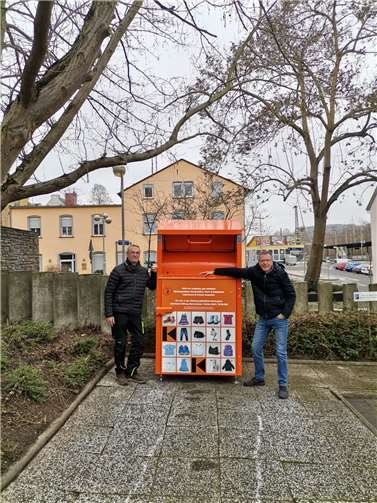 Der Vorsitzende der Kolpingfamilie St. Martin, Markus Schild, und der Präses, Bezirksdekan Armin Sturm, am Kleidercontainer auf dem Parkplatz unterhalb der St. Martinskirche.  Foto: Kolping St. Martin