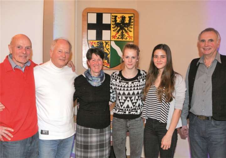 Der Vorsitzende der LG Kreis Ahrweiler, Reinhard Altenhofen (r.), zeichnete besonders die Europameister und Deutschen Meister (v.l.) aus: Wolfgang Kownatka, Wolfgang Geyer, Elisabeth Meyer, Majtie Kolberg und Zoe Krischer aus.