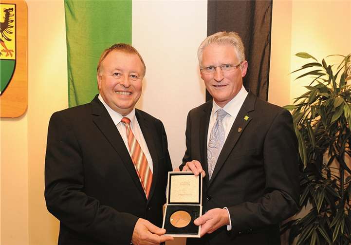 Der Vorsitzende der LG Kreis Ahrweiler und Vorstandsvorsitzender der Kreissparkasse Ahrweiler, Dieter Zimmermann, nahm die Medaille entgegen.