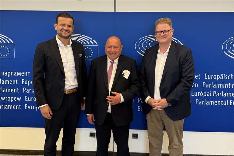 Der Vorsitzende der Mittelstands- -und Wirtschaftsunion (MIT) Koblenz Leo Biewer besuchte gemeinsam mit seinem Parteifreund Alexander Weber den rheinland-pfälzischen Europaabgeordneten Ralf Seekatz im EU-Parlament in Brüssel. Foto: MIT Koblenz