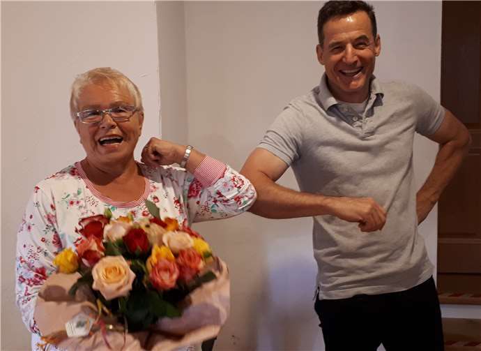 Der Vorsitzende der Rheinbreitbacher CDU-Ratsfraktion Arne Küenzlen dankt seiner ausscheidenden Stellvertreterin Anita Unkels mit einem Blumenstrauß für ihren langjährigen Einsatz für Rheinbreitbach. Foto: privat