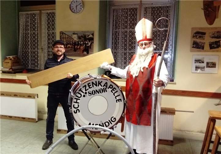 Der Vorsitzende der Schützenkapelle Mendig, Stephan Geisen, nahm gerne die vom Nikolaus mitgebrachten Materialien für den Ausbau des Probenraumes entgegen.Quelle: Schützenkapelle Mendig