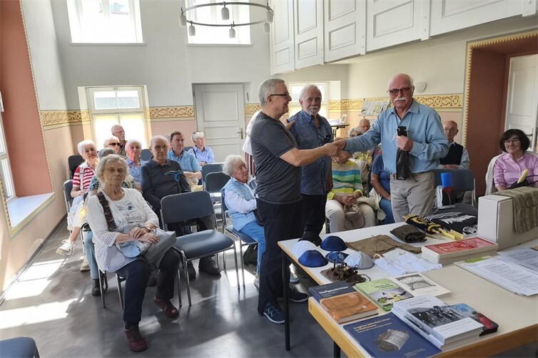 Der Vorsitzende der Senioren-Union Harald Trinkaus und der Projektleiter Dieter Lukas bedanken sich bei Richard Keuler in der ehemaligen Synagoge in Niederzissen