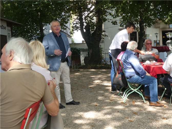 Der Vorsitzende der Senioren Union des Kreises Neuwied Reiner Kilgen begrüßte nach zwei Jahren coronabedingter Pause viele Mitglieder in geselliger Runde in Leutesdorf. Foto: CDU