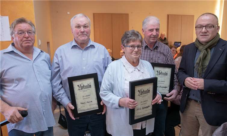 Der Vorsitzende der St. Sebastianus Bruderschaft Nierendorf, Hans-Peter Moog (links), und der Erste Beigeordnete der Gemeinde Grafschaft, Michael Schneider (rechts), ehrten bei der Jahreshauptversammlung (von links) Richard Sturm, Ottilie Assenmacher und Heinz Assenmacher für 50 Jahre Mitgliedschaft.JOST