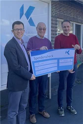 Der Vorsitzende der Tafel Linz, Dr. Werner Dötsch (Mitte) nahm den Spendenscheck von Kandelium CFO Martin Schilcher (links) und CEO Daniel Meyer (rechts) entgegen.  Foto: privat