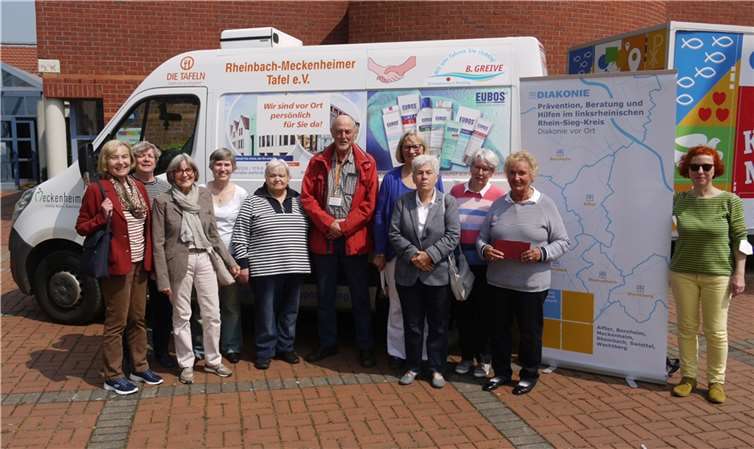Der Vorsitzende der Tafel Rheinbach Meckenheim e.V., Dr. Uwe Petersen (Mitte) und 1. stv. Vorsitzende Karin Woyke (5.v.li.) im Kreise der Damen des Bastelkreises der evangelischen Friedenskirche Meckenheim sowie die Vertreterin der Diakonie, Ruth Gremme (re.). Foto: privat