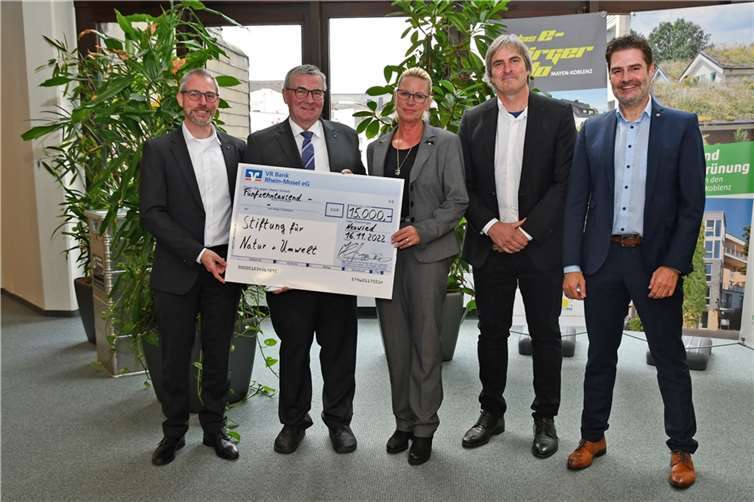 15.000 Euro gehen an Stiftung für Natur und Umwelt des Landkreises Mayen-Koblenz Der Vorsitzende der VR Bank Rhein-Mosel, Matthias Herford (von links) übergab den Spendenscheck im Beisein vom Landrat Dr. Alexander Saftig an Geschäftsstellenleiterin Tanja Stromberg. Foto: Kreisverwaltung Mayen-Koblenz