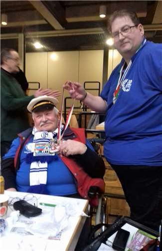 Der Vorsitzende der Wandergesellen Alt-Hürth Frank Over (r.) verleiht dem Chef der Wanderfreunde Ebernhahn, Ernst-Walter Diel, den Karnevalsorden des Vereins und der Stadt Hürth. Foto: privat