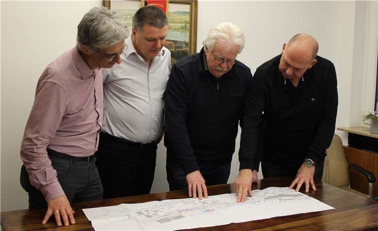 Der Vorsitzende der Weißenthurmer Bürgerinitiative Rolf Papen erläutert im Nachgang zu den Gesprächen mit den Stadtratsfraktionen mit Stadtbürgermeister Heim und den Vorsitzenden der Fraktionen von CDU Werner Schumacher und FWG Dr. Christoph Thilmann, detailliert die seitens der Bahn für Weißenthurm noch geplanten Lärmschutzmaßnahmen. Foto: Bürgerinitiative