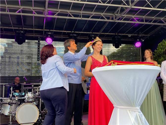 Der Vorsitzende der Werbegemeinschaft Bad Breisig, Andreas Windscheif, krönte die neue Brunnenkönigin Corinna I. Fotos: SN