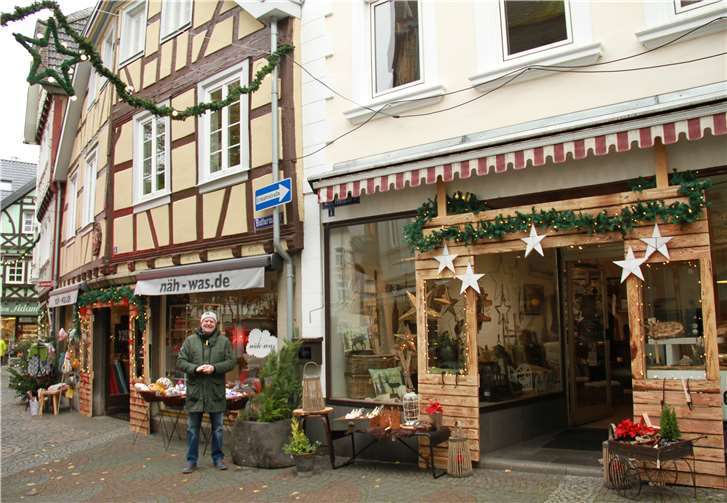 Der Vorsitzende der Werbegemeinschaft Didi Pörzgen freut sich sehr über die vielen fantasievollen Dekorationen der Teilnehmenden.