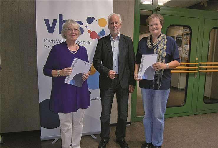Der Vorsitzende der kvhs, Klaus Hannuschke (m.), ehrt Ursula Kaack (l.) und Christel Bierbrauer (r.) für ihre langjährige Tätigkeit. Privat