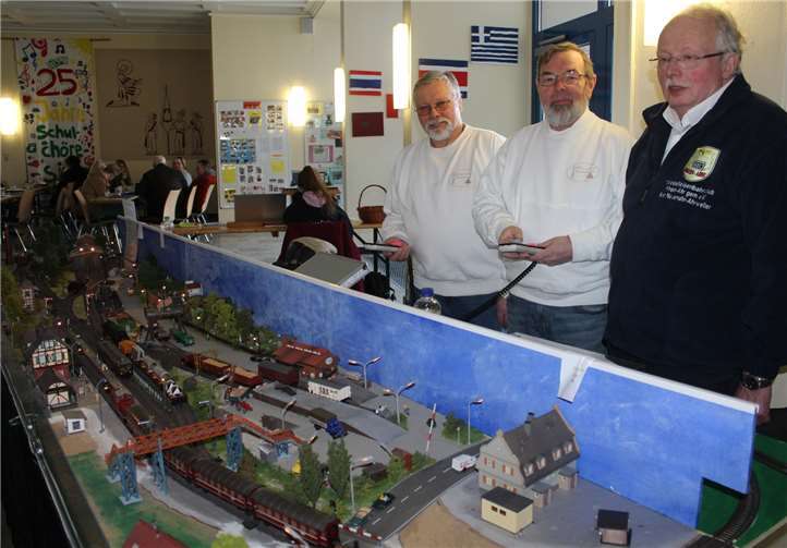 Der Vorsitzende des 1. Modelleisenbahnclub Rhein-Ahr, Reinhold Harlebusch (r.) mit befreundeten Clubmitgliedern aus Frechen/Pulheim und dem „1950er Jahre Modell“. DU