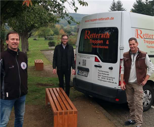 Der Vorsitzende des AH Niederdürenbach, Mike Barth, Ortsbürgermeister Sebastian Schmitt sowie Schreinermeister Horst Retterath (v.l.n.r.) sind sich sicher: Die nächsten Bänke müssen folgen. Foto: privat