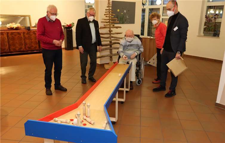 Der Vorsitzende des Bewohnerbeirats Friedrich Maurer testet die neue mobile Kegelbahn. Einrichtungsleiter Jörg Warnke, die Leiterin des Sozialen Dienstes Martina Gruber, Werner Heer und Franz-Heiner Butenkemper vom Förderverein (von rechts) schauen gespannt zu.Foto: as