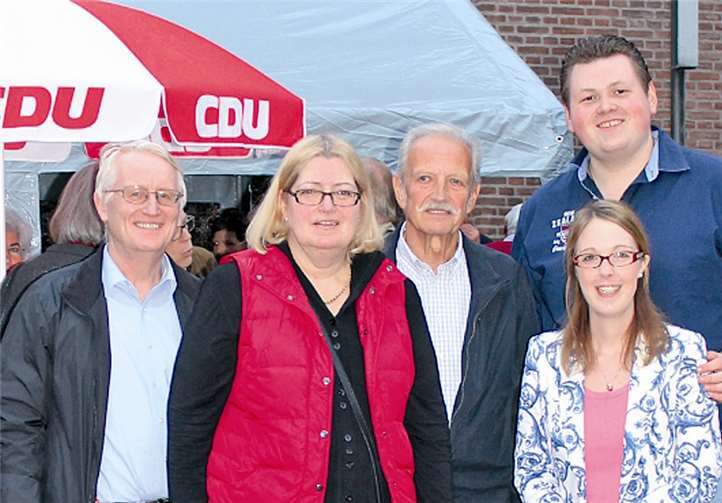 Der Vorsitzende des CDU-Gemeindeverbandes Unkel, Dr. Heinz Schmitz, die früheren Bürgermeister Ulrike Jossen und Werner Zimmermann, CDU-Ortschef Andreas Nagel und Ellen Demuth MdL (v. l.) beim zehnten Maibaumfest der Rheinbreitbacher CDU. Privat