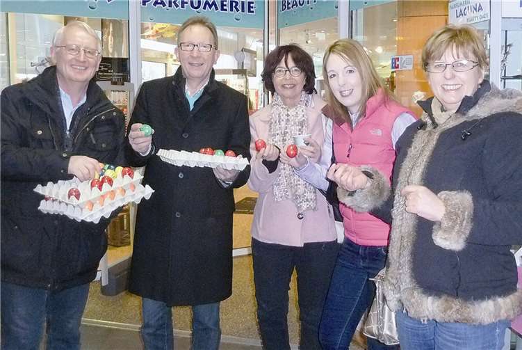 Der Vorsitzende des CDU-Gemeindeverbandes Unkel, Dr. Heinz Schmitz, Erwin Rüddel MdB, Gisela Stahl, Erpel, Ellen Demuth MdL und Marlies Becker, Rheinbreitbach, (v.l.) wünschten zusammen mit weiteren CDU-Vorstands- und Ratsmitgliedern 1200 Mitbürgern am Vorteil-Center in Unkel „Frohe Ostern“. Privat