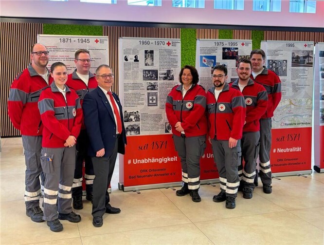 Der Vorsitzende des DRK-Ortsvereins Bad Neuenahr-Ahrweiler, Michael Assenmacher (4. v. li.) und sein Team haben zum 155-jährigen Jubiläum des Ortsvereins eine Wanderausstellung zusammengestellt, die die Geschichte des DRK in Bad Neuenahr-Ahrweiler eindrucksvoll Revue passieren lässt.Foto: Astrid Zens / DRK-Kreisverband Ahrweiler e.V.