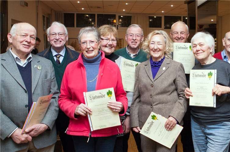 Der Vorsitzende des Eifelvereins Rheinbach, Heinz Kessel (2.v.r.)), zeichnete bei der Jahreshauptversammlung im Schützenheim eine Reihe von langjährigen Mitgliedern aus.JOST