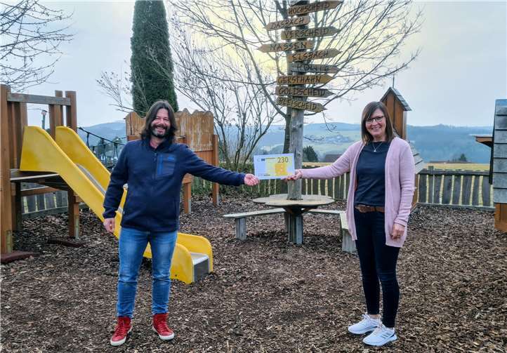 Der Vorsitzende des Elternbeirates Oliver Meier-Ronfeld überreicht im Namen aller Mitglieder der Kindertagesstättenleiterin Frau Schug den Erlös aus dem vorweihnachtlichen Seifenverkauf. Foto: privat