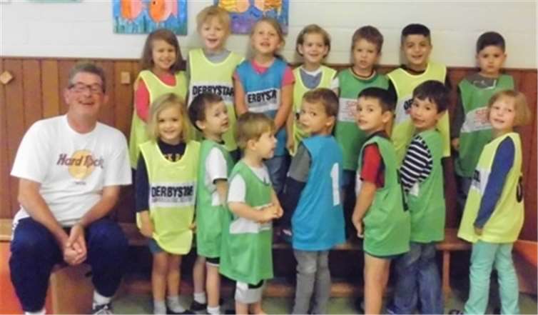 Der Vorsitzende des FC Unkel 80 Dieter Wallek übergab die neuen Leibchen an die Kinder der Kita.privat