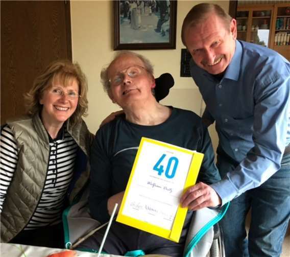 Der Vorsitzende des FDP Verbandsgemeindeverbandes Vordereifel Wolfgang Probst (r.) überreichte Wolfram Dietz und Doris Dietz für die langjährige Mitgliedschaft eine Urkunde und eine Theodor Heuss Medaille in Silber. privat