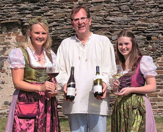 Der Vorsitzende des Fördervereins Burg Are Georg Knieps (Mitte), Weinkönigin Sarah (Links) und Prinzessin Lisa stellten die Burgenweine vor.SES