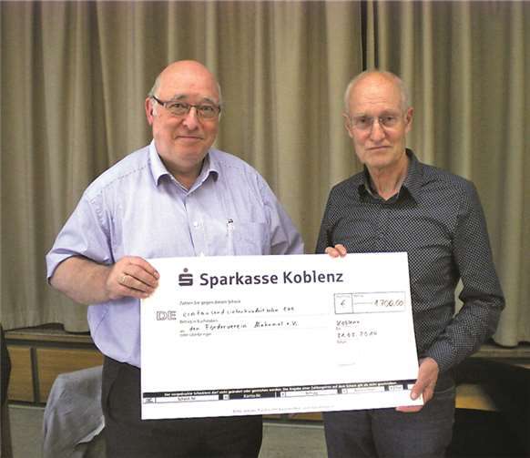 Der Vorsitzende des Fördervereins Dr. Jürgen Schumacher (r.) überreichte Schatzmeister Alexander Wolff (l.) den Scheck. privat