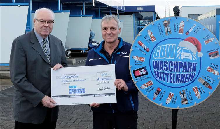 Der Vorsitzende des Fördervereins Friedel Sauerborn (l.) nimmt die Spende von Axel Epstein entgegen.Foto: privat