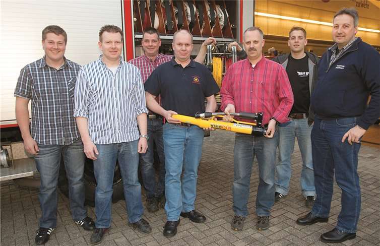 Der Vorsitzende des Fördervereins Michael Führer übergibt dem Wehrführer Arnd Kuhl den neuen Rettungszylinder.WT