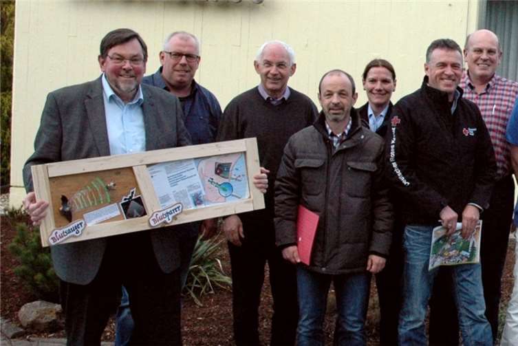 Der Vorsitzende des Fördervereins St. Josef Krankenhaus Adenau, Bernd Schiffarth (l.), hat mit all den Vertretern der helfenden Organisationen ein abwechslungsreiches Programm für den 24. April erarbeitet.UM