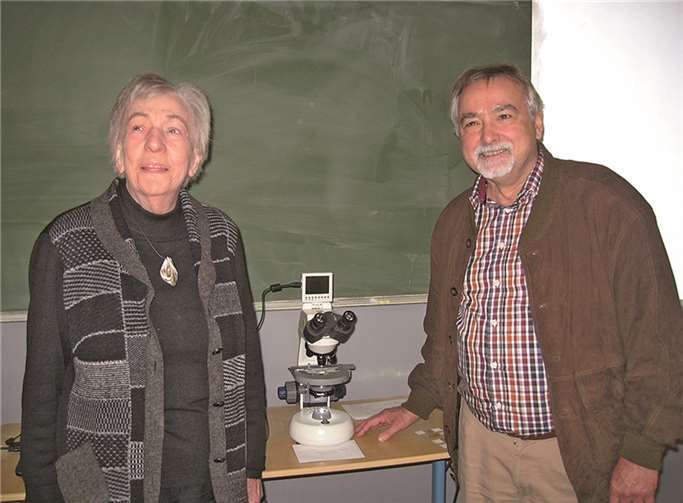 Der Vorsitzende des Fördervereins, Wolfgang Krüger und Frau Marlies Schneider vor dem Mikroskop.