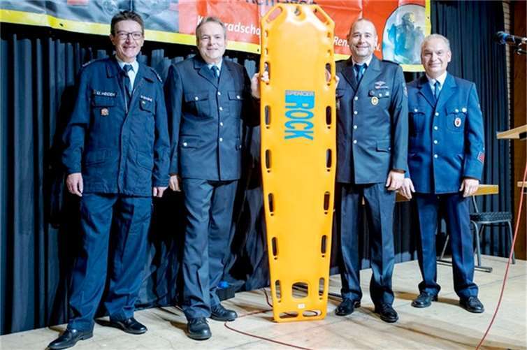 Der Vorsitzende des Fördervereins der Feuerwehr Remagen Uwe Heiden (links) und sein Stellvertreter Gerold Gadsch (2. von links) übergeben ein Spineboard an die Wehrleitung Dirk Henkel (2. von rechts) und Guido Lenz (rechts).