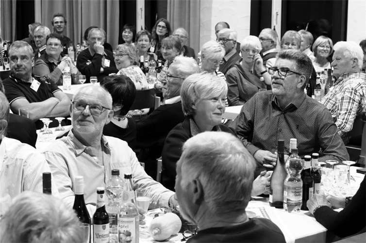 Der Vorsitzende des Freundeskreises, Thomas Hirsch, und Ortsbürgermeister Christian Robenek hießen ihre französischen Gegenüber Marie-Hélène Perrin und Pierre Billard willkommen.Foto: Rolf Weingarten